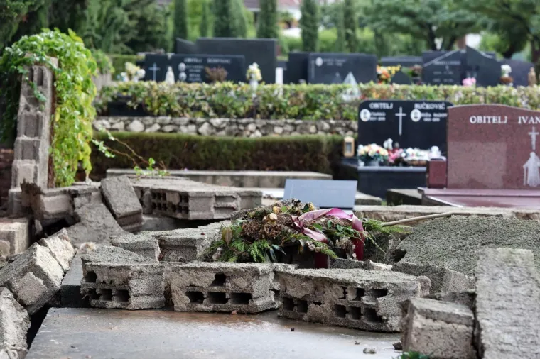 POTOPLJENO GRADSKO GROBLJE U ZADRU: Radnici saniraju štetu nakon poplave kako bi ga osposobiti za pokope