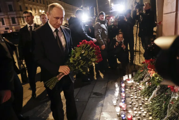 Tri dana žalosti: Putin zajedno s građanima položio cvijeće na mjestu napada