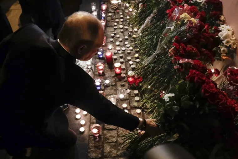 Tri dana žalosti: Putin zajedno s građanima položio cvijeće na mjestu napada