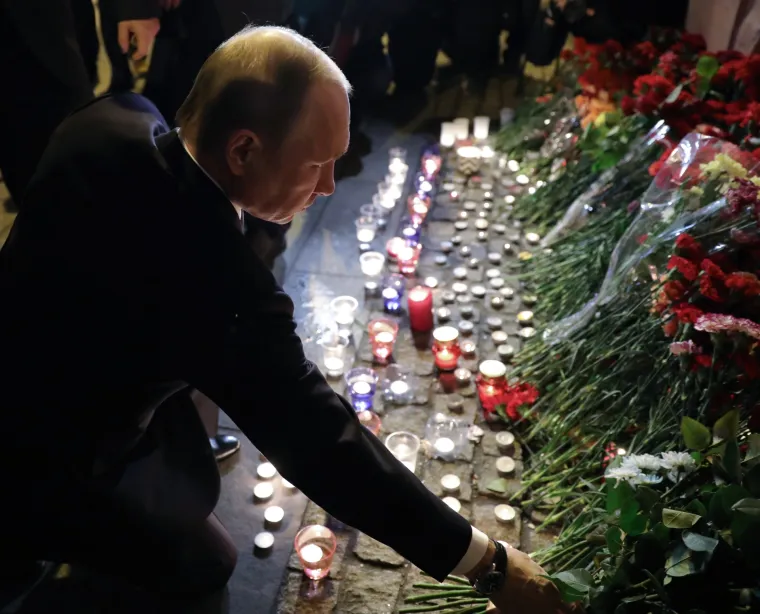 Tri dana žalosti: Putin zajedno s građanima položio cvijeće na mjestu napada