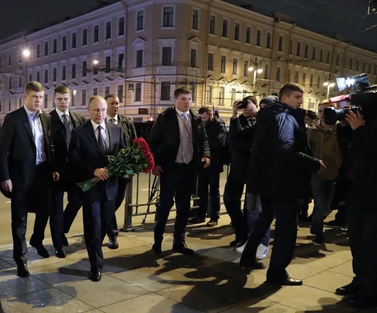 Tri dana žalosti: Putin zajedno s građanima položio cvijeće na mjestu napada