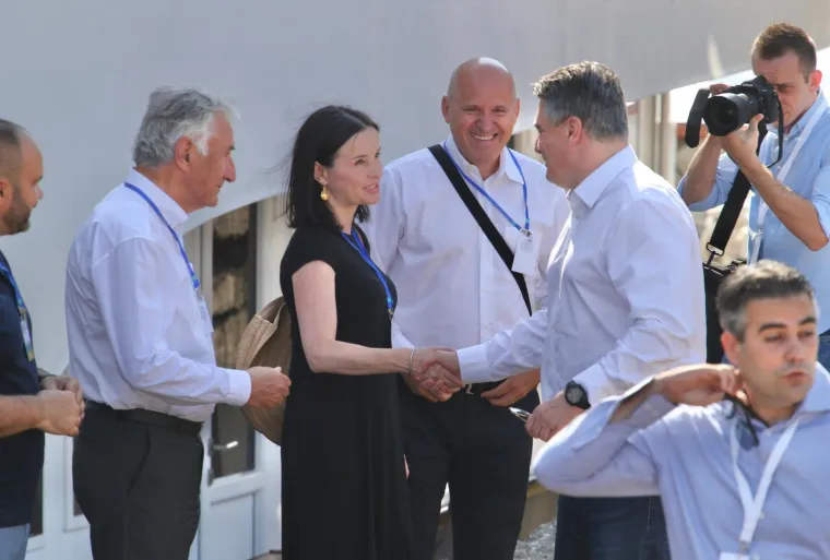 Počeo 23. Maraton lađa na Neretvi: Milanović s posebnog broda označio početak utrke