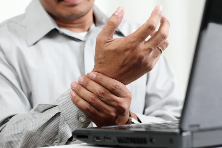 9.Bol u ruci, ukočenost i oteklina: Mogući uzročnici upaljenih bolnih ruku kod žena su psorijatični artritis, reumatoidni artritis, lupus, vaskulitis (upala krvnih žila), skleroderma (bolest vezivnog tkiva) i dermatomiozitis (bolest kože i mišića).  Dr Weselman kaže da natečene ruke mogu čak upućivati na upalnu bolest crijeva. &quot;Češće će utjecati na koljena i gležnjeve&quot;, kaže ona. &quot;Ali nije isključeno da bi to moglo utjecati na ruke.&quot;