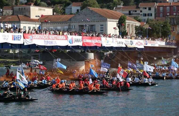 Počeo 23. Maraton lađa na Neretvi: Milanović s posebnog broda označio početak utrke