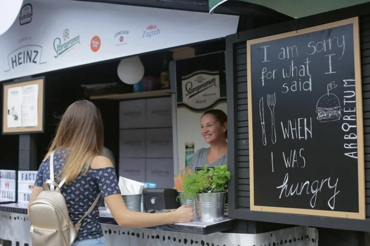 HRPA FINOG MESA, UMAKA, DODATAKA I DOBROG RASPOLOŽENJA: Centar Zagreba opijen miomirisima, počeo je 2. Zagreb burger festival