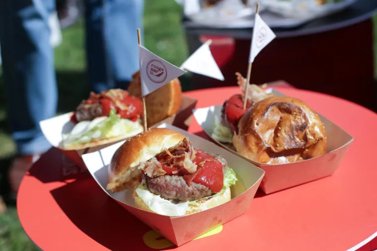HRPA FINOG MESA, UMAKA, DODATAKA I DOBROG RASPOLOŽENJA: Centar Zagreba opijen miomirisima, počeo je 2. Zagreb burger festival