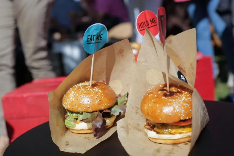 HRPA FINOG MESA, UMAKA, DODATAKA I DOBROG RASPOLOŽENJA: Centar Zagreba opijen miomirisima, počeo je 2. Zagreb burger festival