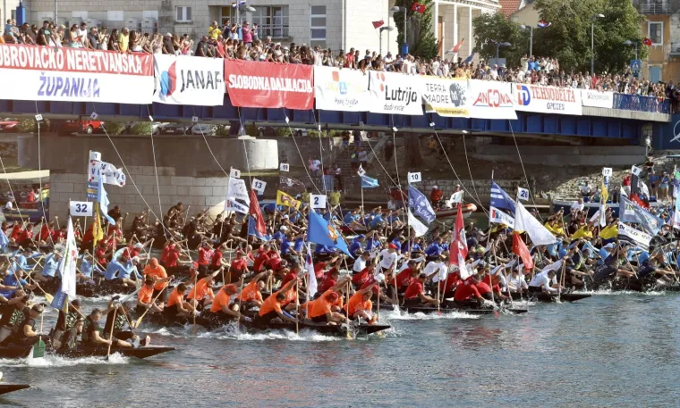 Počeo 23. Maraton lađa na Neretvi: Milanović s posebnog broda označio početak utrke