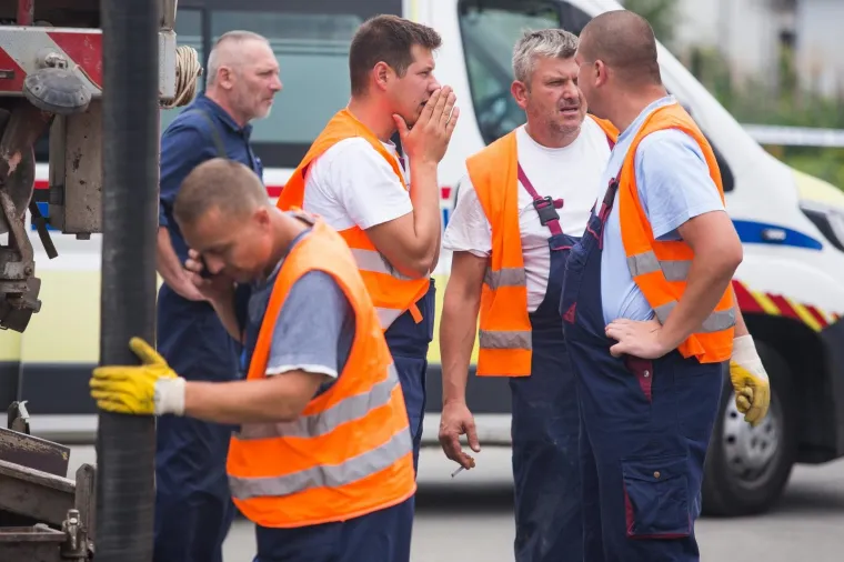 NEZAPAMĆENA TRAGEDIJA U ČEPINU: Četvorica radnika upala u kanalizacijski šaht, dvojica poginula