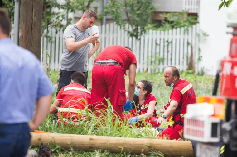 NEZAPAMĆENA TRAGEDIJA U ČEPINU: Četvorica radnika upala u kanalizacijski šaht, dvojica poginula