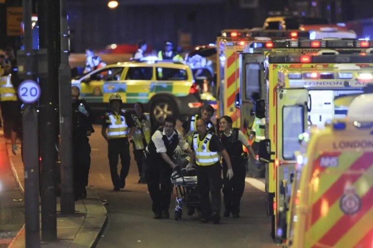 TERORISTIČKI NAPAD U LONDONU: Na desetke ljudi stradalo je na London Bridgeu i Borough Marketu
