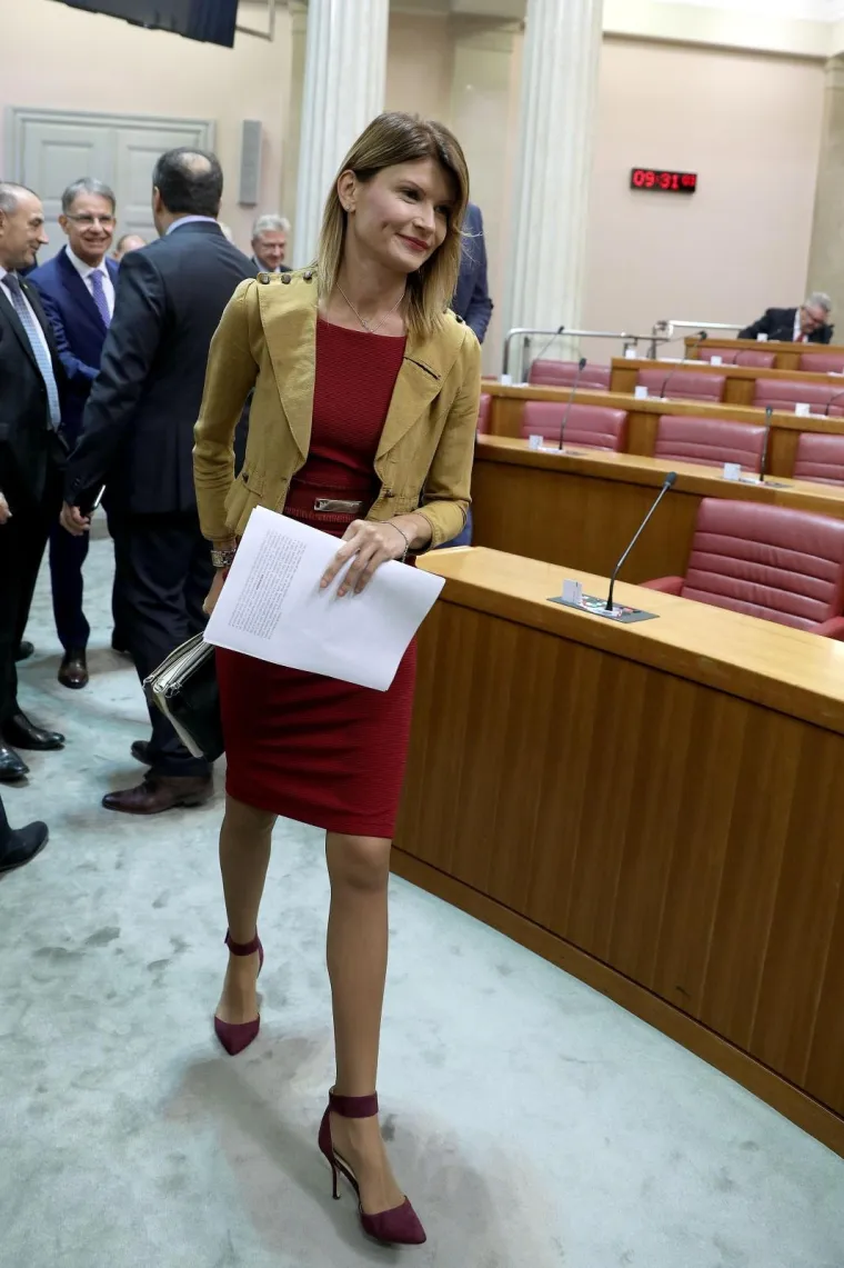 MINISTRICE I ZASTUPNICE KAO IZREZANE IZ MODNIH ČASOPISA: Neke su danas prošetale zanimljive kombinacije, što kažete?