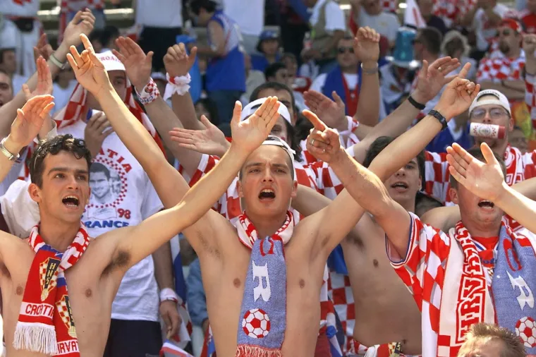 Ovako je to moćno izgledalo na repki prije 24 godine, možda se neki i pronađu: Svi k'o jedan disali su za Vatrene, za naježiti se