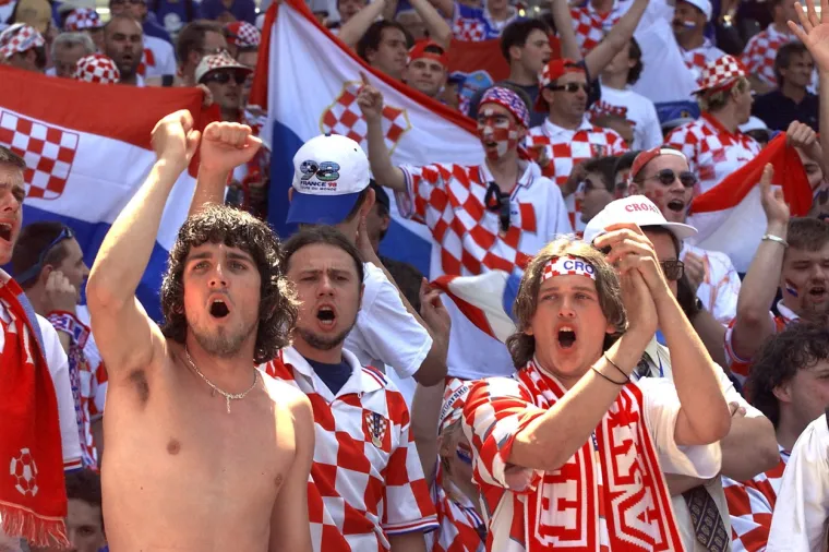 Ovako je to moćno izgledalo na repki prije 24 godine, možda se neki i pronađu: Svi k'o jedan disali su za Vatrene, za naježiti se