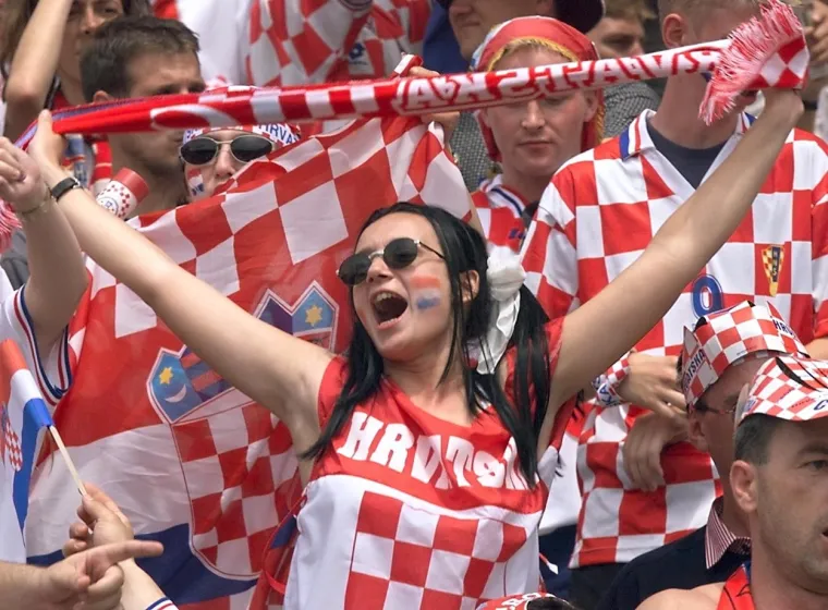 Ovako je to moćno izgledalo na repki prije 24 godine, možda se neki i pronađu: Svi k'o jedan disali su za Vatrene, za naježiti se