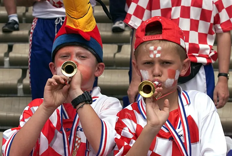 Ovako je to moćno izgledalo na repki prije 24 godine, možda se neki i pronađu: Svi k'o jedan disali su za Vatrene, za naježiti se
