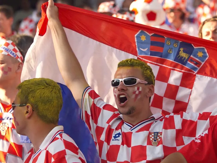 Ovako je to moćno izgledalo na repki prije 24 godine, možda se neki i pronađu: Svi k'o jedan disali su za Vatrene, za naježiti se