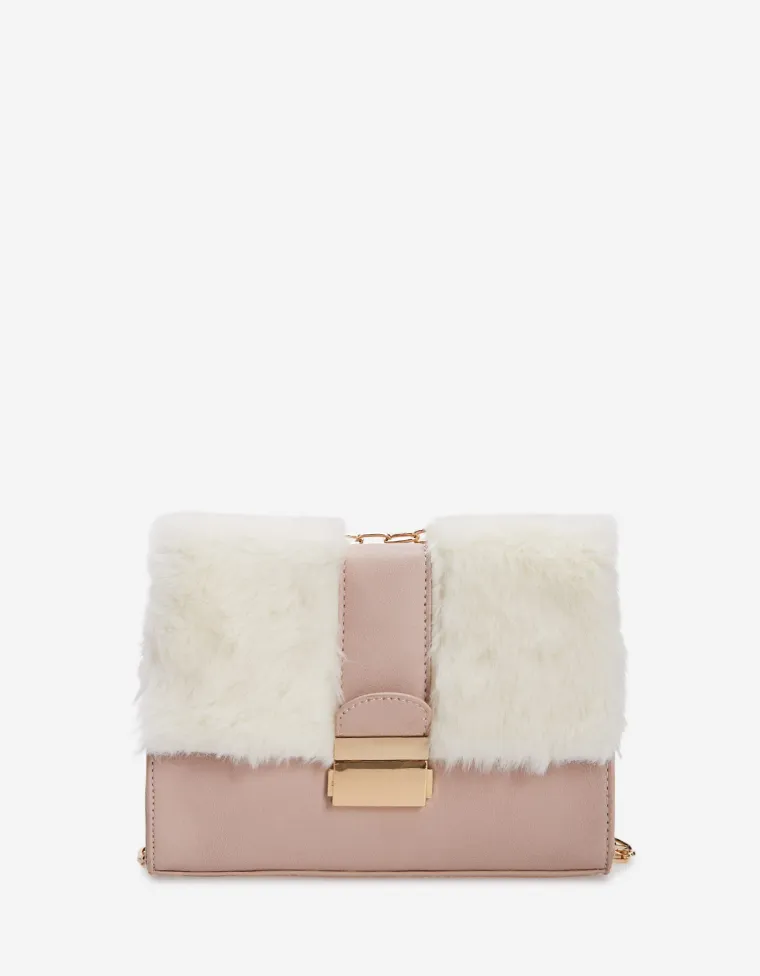Millennial pink torbica s umjetnim bijelim krznom, Stradivarius, 139,90 kuna