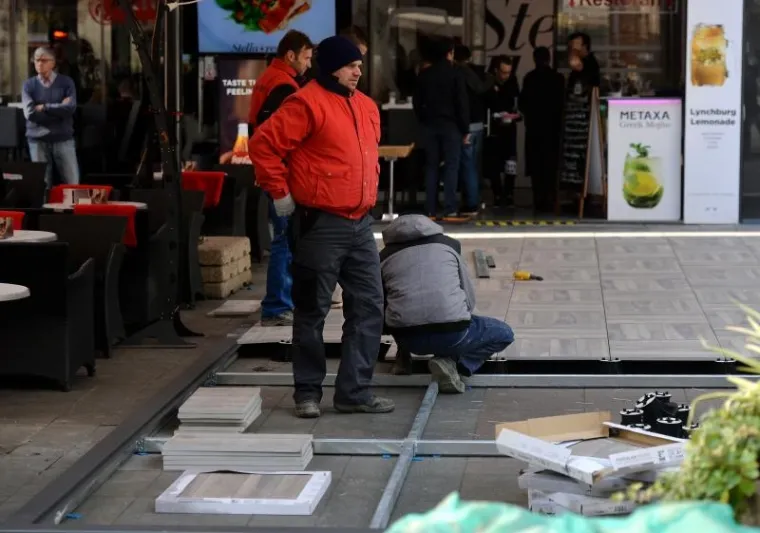 OPET RADOVI NA CVJETNOM TRGU: Postavlja se terasa za kafić Tome Horvatinčića