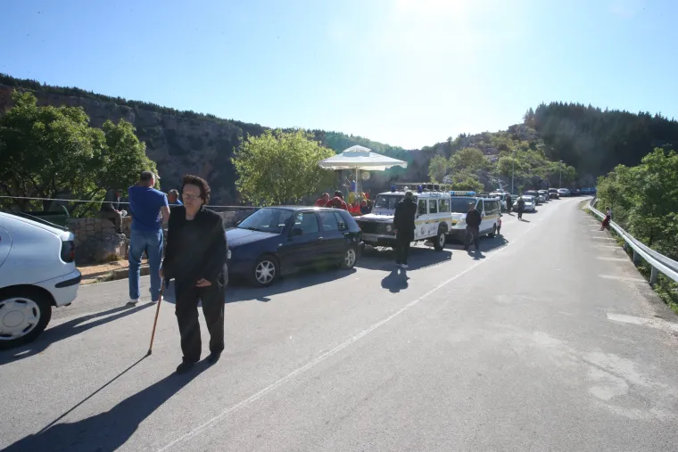 Posljednje pripreme prije pokušaja zarona ronilačke ekipe na dno Crvenog jezera