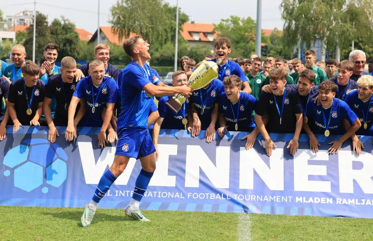 Dinamo je ovo čekao devet godina: Nagrade predavali legendarni bivši i sadašnji Plavi