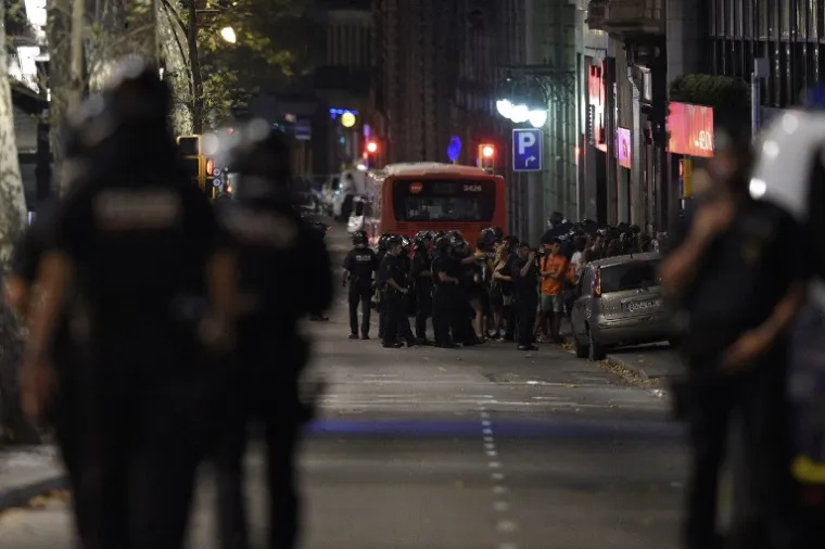 NOĆ NAKON BRUTALNOG NAPADA: 25 fotografija koje pokazuju pravu strahotu koja se dogodila u Barceloni