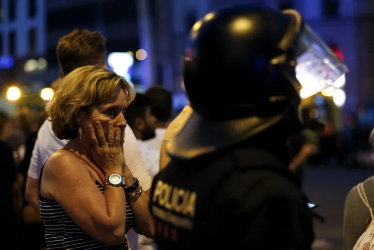 NOĆ NAKON BRUTALNOG NAPADA: 25 fotografija koje pokazuju pravu strahotu koja se dogodila u Barceloni