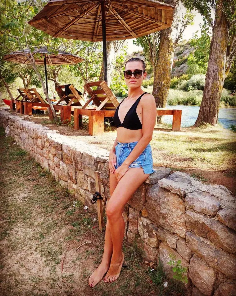 &quot;Pjevala si lijepo i korektno, ali ono što mi je stvaralo problem, ne znajući ime i prezime i spol, jest lirski tenor u predivnom ženskom tijelu, jednostavno nerazmjer mog shvaćanja glazbe. Samo ne znam kako bih ti sutra birao pjesme, po kojem glazbenom pravilu da bude dobro, a da se ne izvrgne ruglu. A što se tiče tvog rodnog identiteta, podržavam te&quot;, istaknuo je Bosanac. Budući da je dobila šest glasova, Alina je imala priliku izabrati mentoricu, a to je iz prve bila Marija Šerifović.
