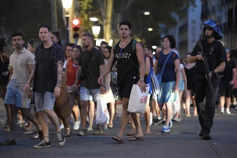 NOĆ NAKON BRUTALNOG NAPADA: 25 fotografija koje pokazuju pravu strahotu koja se dogodila u Barceloni