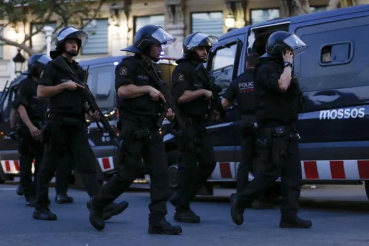 NOĆ NAKON BRUTALNOG NAPADA: 25 fotografija koje pokazuju pravu strahotu koja se dogodila u Barceloni