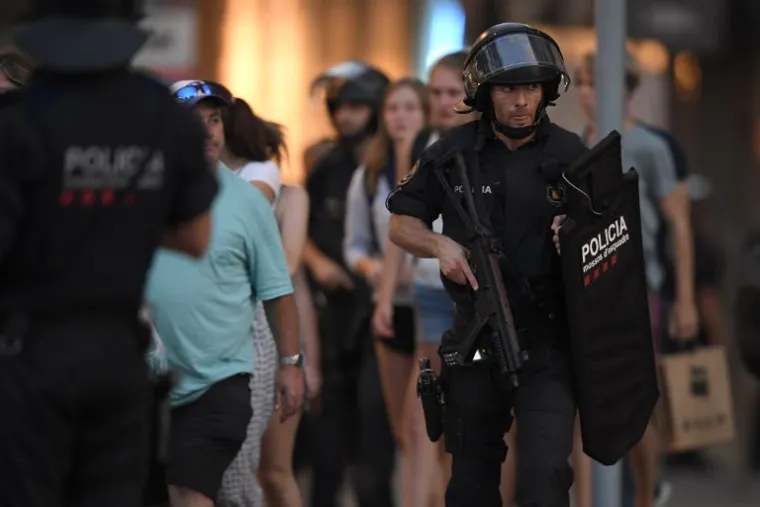 NOĆ NAKON BRUTALNOG NAPADA: 25 fotografija koje pokazuju pravu strahotu koja se dogodila u Barceloni