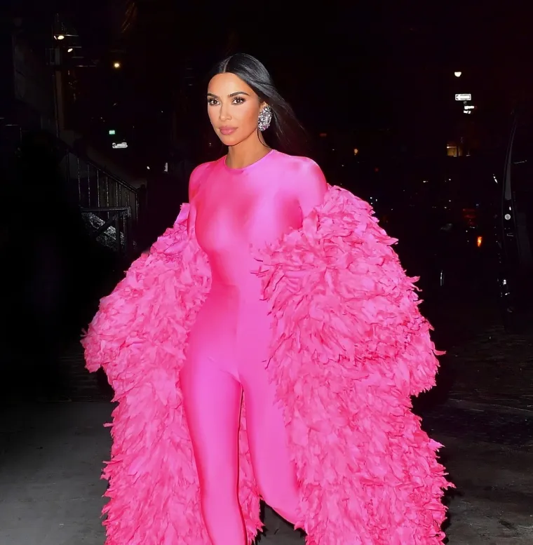 Od glave do pete u istoj boji: To samo Kim Kardashian zna isfurati, u svakom izdanju izgleda brutalno