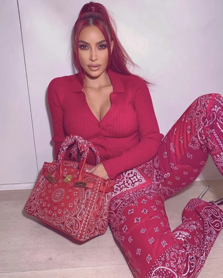Od glave do pete u istoj boji: To samo Kim Kardashian zna isfurati, u svakom izdanju izgleda brutalno