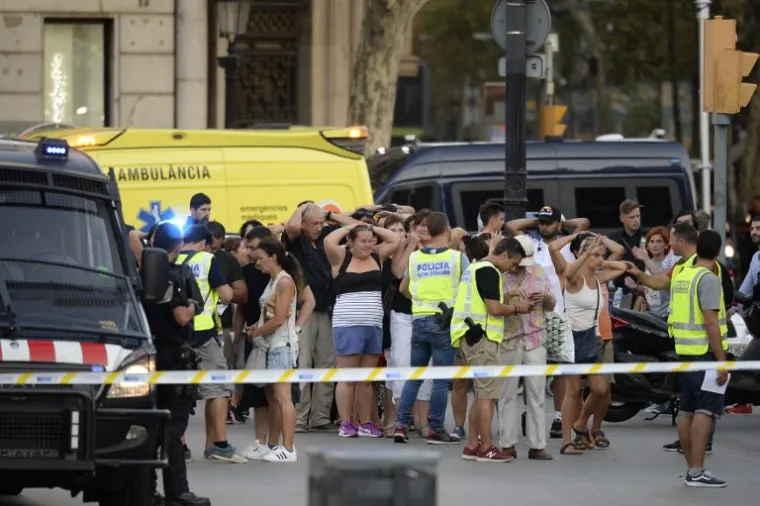 NOĆ NAKON BRUTALNOG NAPADA: 25 fotografija koje pokazuju pravu strahotu koja se dogodila u Barceloni