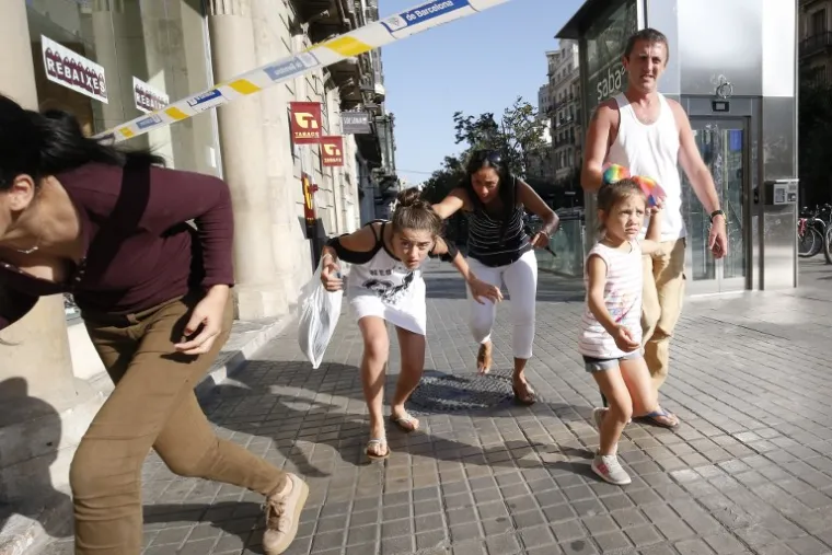 Ljudi bježe iz zone napada nakon što se kombi zaletio u gomilu u Barceloni