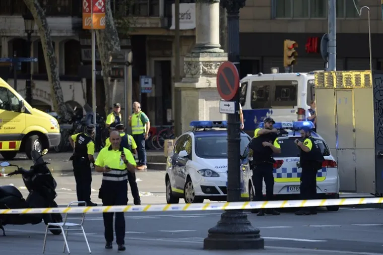 NOĆ NAKON BRUTALNOG NAPADA: 25 fotografija koje pokazuju pravu strahotu koja se dogodila u Barceloni