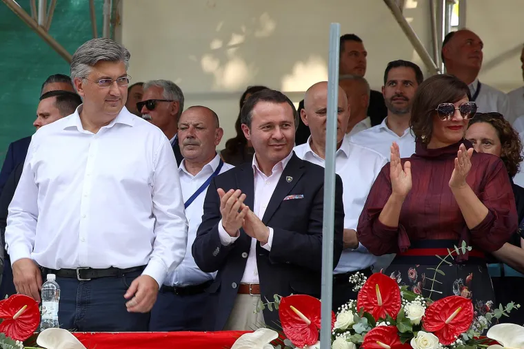 Sinjsku alku budno pratile bolje polovice naših političara: Sanja Musić Milanović je blistala