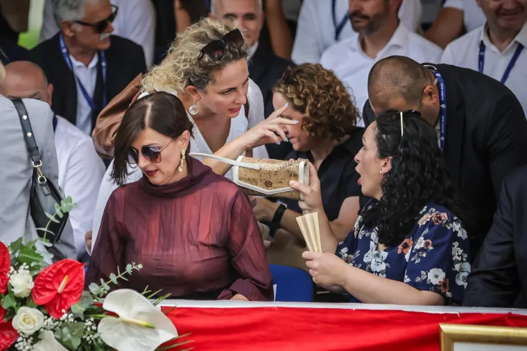 Sinjsku alku budno pratile bolje polovice naših političara: Sanja Musić Milanović je blistala