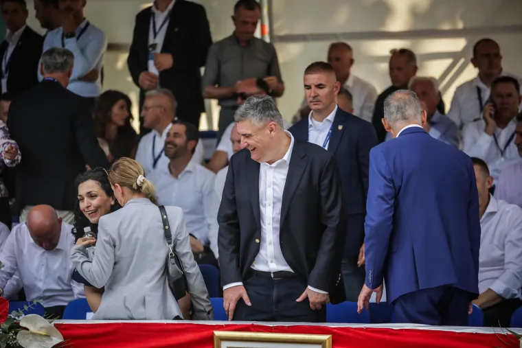 Sinjsku alku budno pratile bolje polovice naših političara: Sanja Musić Milanović je blistala