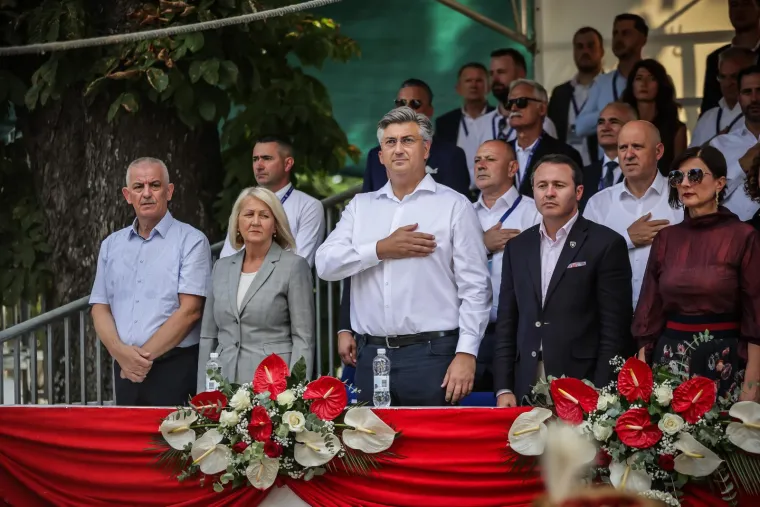 Sinjsku alku budno pratile bolje polovice naših političara: Sanja Musić Milanović je blistala