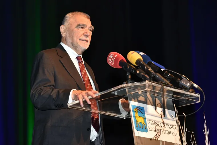 Bivši presjednik Hrvatske Stjepan Mesić.