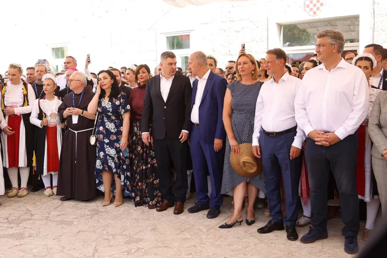 Sinjsku alku budno pratile bolje polovice naših političara: Sanja Musić Milanović je blistala