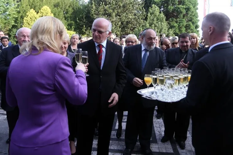 Na svečanom prijemu prigodom Dana državnosti predsjednica Republike Hrvatske Kolinda Grabar-Kitarovic na Pantovčaku je ugostila mnoge ugledne goste iz javnog, političkog, kulturnog i sportskog života.