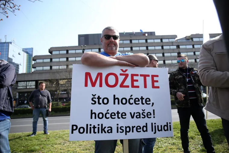Zagrebački gradonačelnik Tomislav Tomašević komentirao je prosvjed ustvrdivši da je socijalni dijalog bio konstruktivan i da ga većinski sindikati nastavljaju, a prosvjeduje manjinski dio. Od prvotnog popisa s 544 radnika viška taj je broj smanjen na 447, rekao je Tomašević i odbacio tvrdnje da su na popisu čistačice i zaštitari