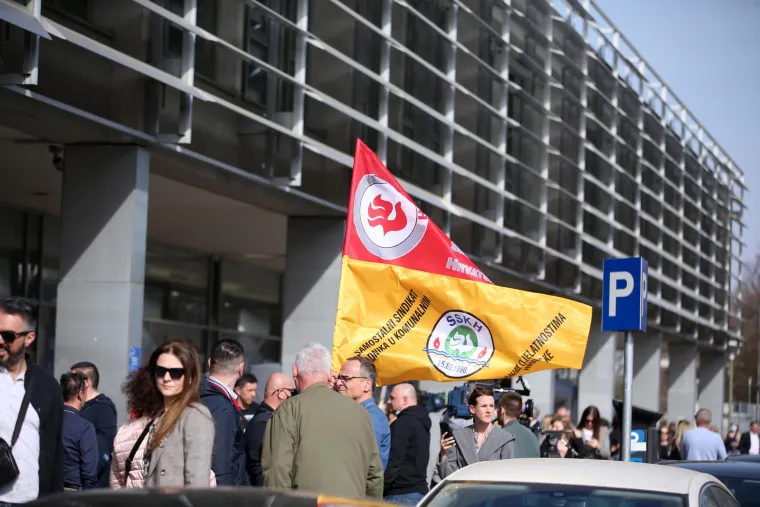 Istaknuo je kako je utvrđivanje viška dio procesa u kojemu Holding, nakon dvogodišnjeg poslovanja u gubitku, &quot;mora stati na noge&quot; kako bi sljedeće godine mogao podmiriti svoje dugove