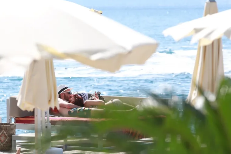 HRVATSKA OBALA POSTALA LAŽNA IBIZA: Zvijezda 'Igre prijestolja' i suprug Julije Roberts u Splitu snimaju film