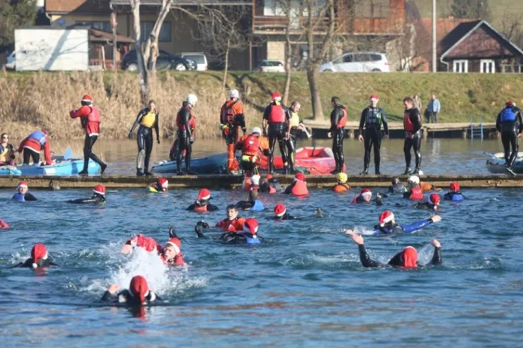 Božićni humanitarni rafting na Mrežnici: 85 kajakaša skočilo u rijeku