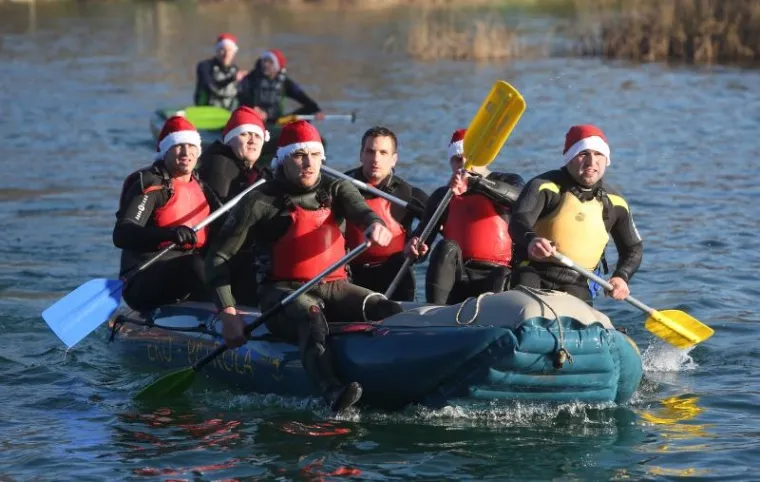 Božićni humanitarni rafting na Mrežnici: 85 kajakaša skočilo u rijeku