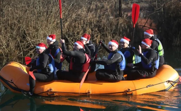 Božićni humanitarni rafting na Mrežnici: 85 kajakaša skočilo u rijeku