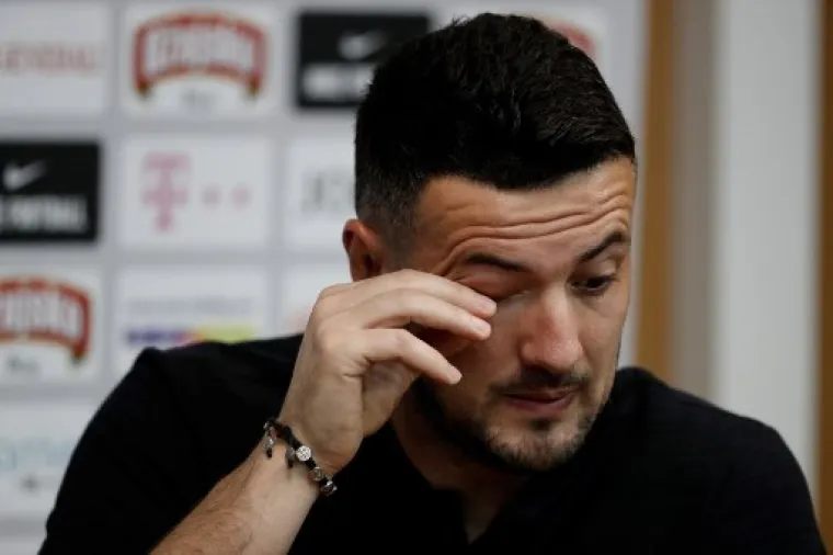 Danijel Subašić prekinuo je press konferenciju u Sočiju nakon pitanja o Hrvoju Ćustiću. Rasplakao se i pokrio lice. Nije mogao završiti razgovor s novinarima.
